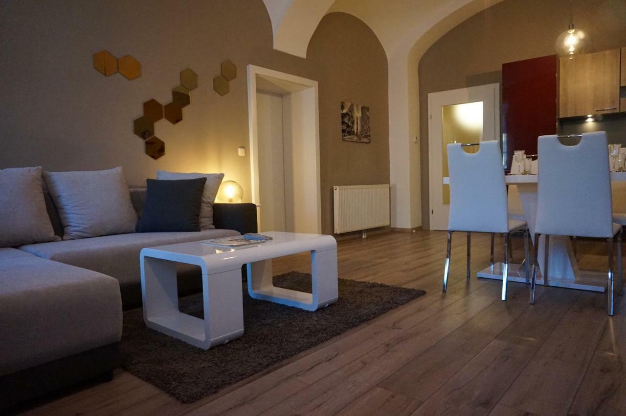 Gaestehaus Familie Loeffler - Ferienwohnung Am Stadtplatz In リッチャウ エクステリア 写真