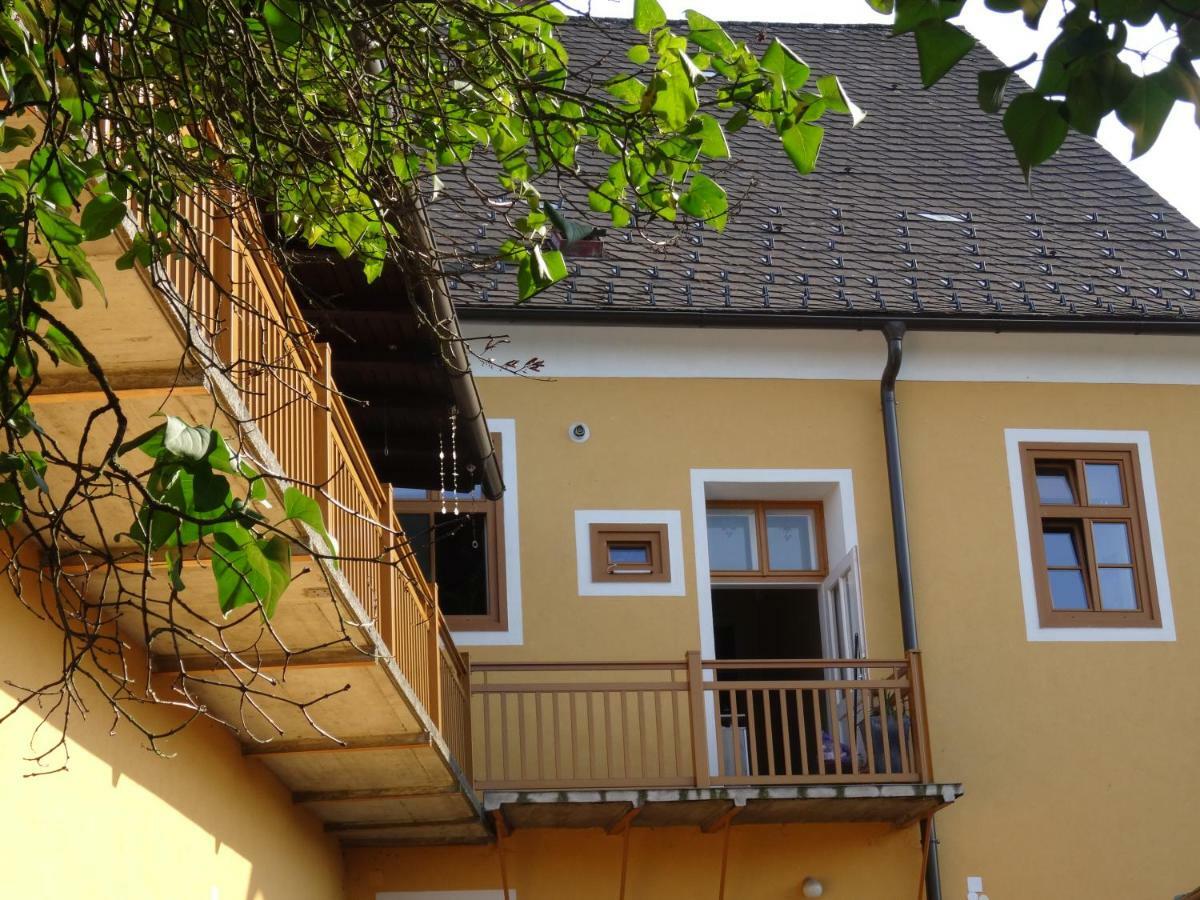 Gaestehaus Familie Loeffler - Ferienwohnung Am Stadtplatz In リッチャウ エクステリア 写真