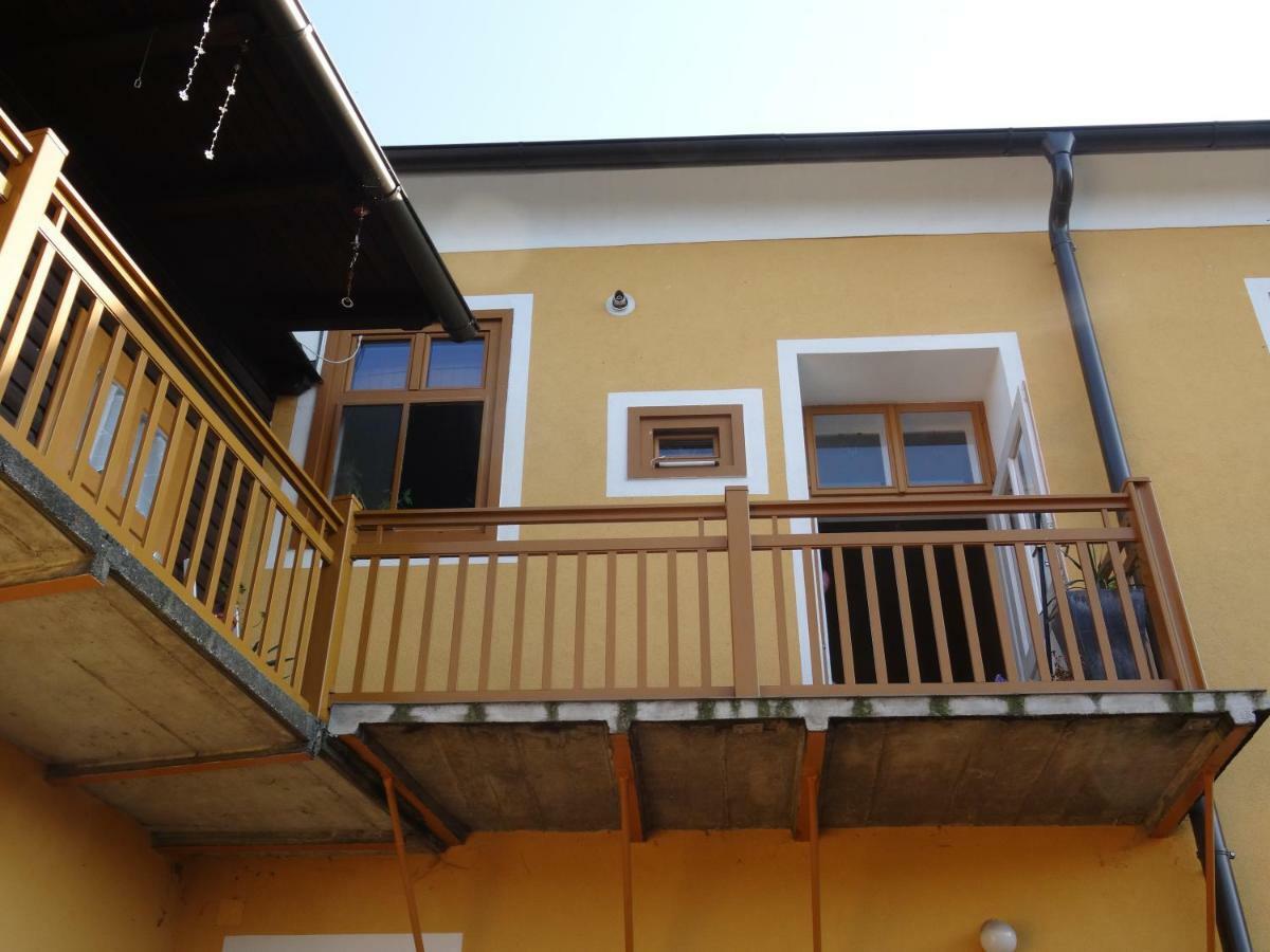 Gaestehaus Familie Loeffler - Ferienwohnung Am Stadtplatz In リッチャウ エクステリア 写真